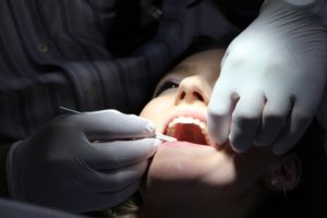 Wybór dobrej protezy zębowej - na co zwrócić uwagę?