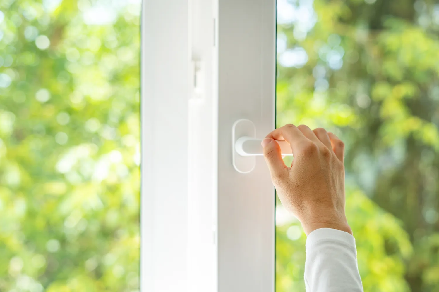 Jak dobrze umyć okna bez smug?