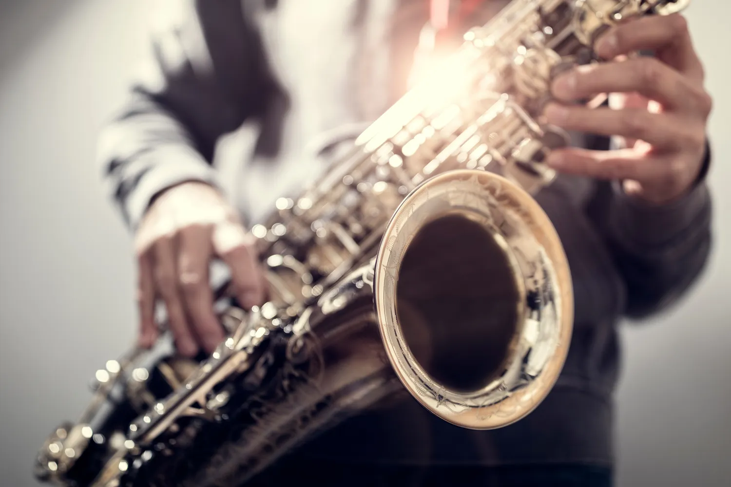 Dlaczego saksofon to instrument dęty drewniany?